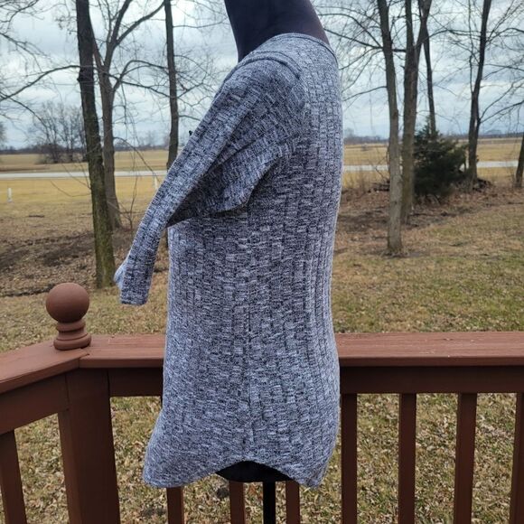 Free Kisses Woman's Gray 3/4 sleeve Pullover Business Casual Vneck Blouse sz S - Picture 2 of 11